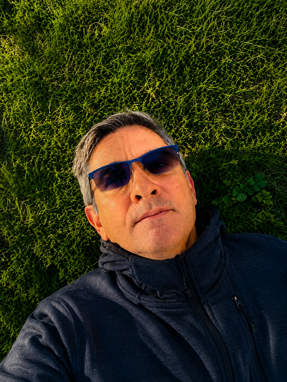 Retrato de Juan sobre fondo verde